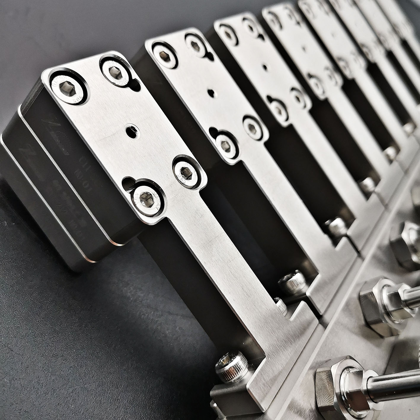 MBR spinneret with switch to strengthen liner coating